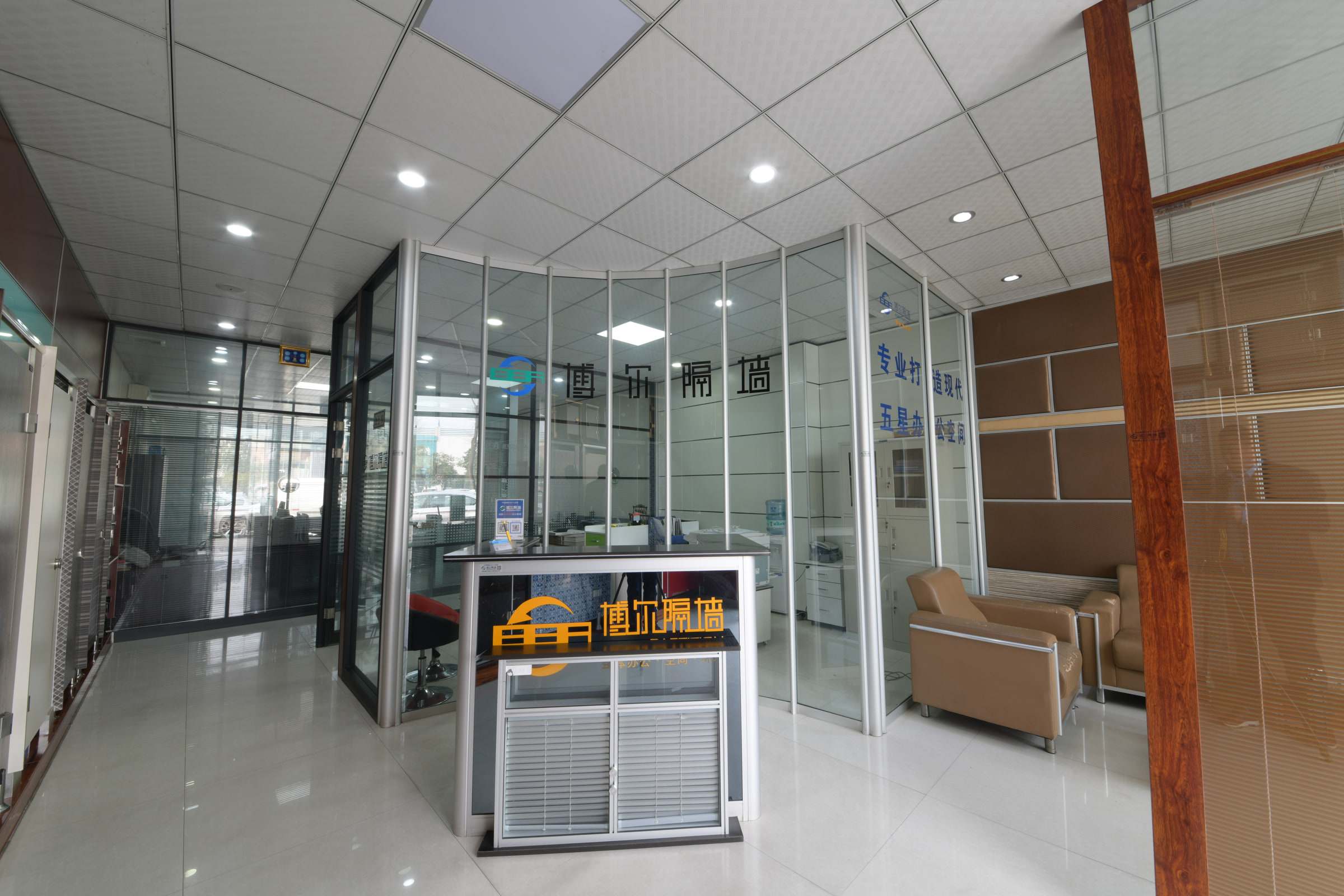 博尔隔墙西安展厅内景：多款办公高隔间实体样板并排展示，可现场查看型材断面与百叶操作